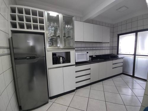 Kuchyň nebo kuchyňský kout v ubytování Apto central e pertinho do mar, melhor localização