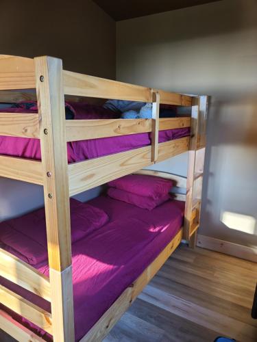Rúm í herbergi á Funky Forest Bnb