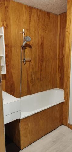une douche dans une salle de bain avec un mur en bois dans l'établissement T2 Plagne Villages skis au pied 32m2 très bien équipé, à Plagne Villages
