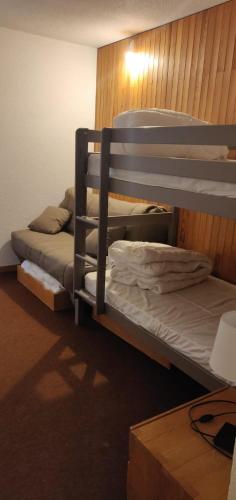 Ce lit se trouve dans un dortoir doté de 2 lits superposés et d'un mur. dans l'établissement T2 Plagne Villages skis au pied 32m2 très bien équipé, à Plagne Villages