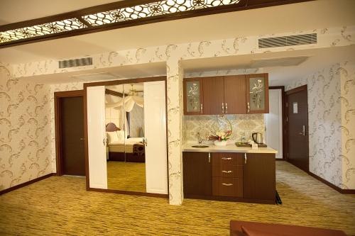 a living room with a kitchen and a bedroom at Mitannia Regency Hotel in Diyarbakır