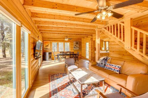 Ruang duduk di 5 Mi to Dwtn Pagosa Springs Cabin with Mtn Views!