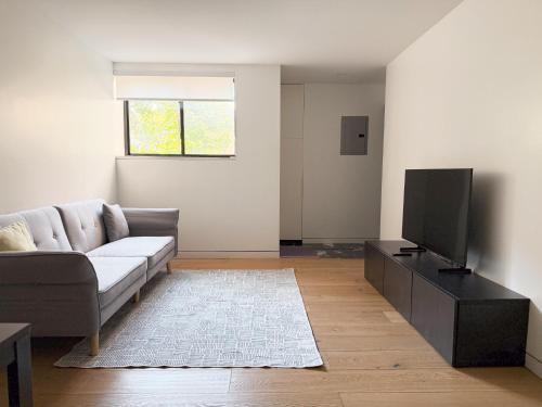 Телевизор и/или развлекательный центр в New Cozy Modern Minimalist Stay in Brooklyn at Rem-Casa