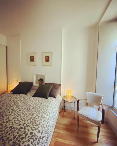 une chambre avec un lit, une table et une chaise dans l'établissement T3 Rue de Republique - Panier, à Marseille