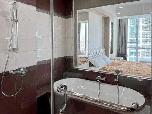 Ένα μπάνιο στο Luxury 3BR Kemang Village Residence with Netflix, WiFi, Pool by 2ndHome