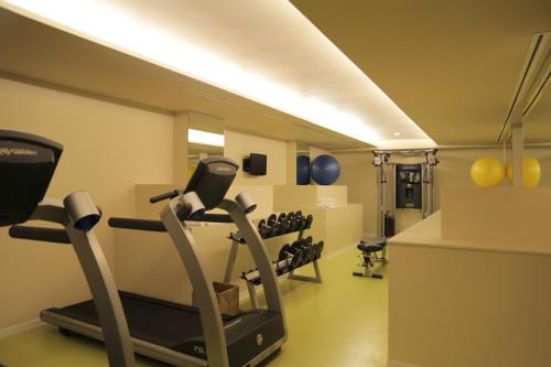 una habitación con un gimnasio con máquinas de correr. en The Y Hotel, en Atenas