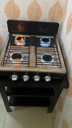 a stove in a kitchen with an oven at Keur Massar Tolou Laye WADE in Niadyorane