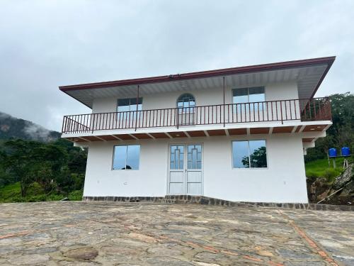 a house with a balcony on top of a hill at Quinta Las Mendoza in Zetaquira