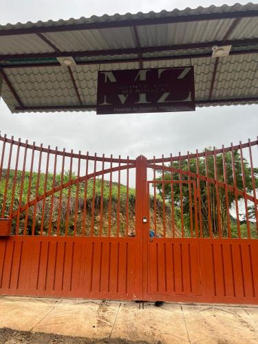 a red gate in front of a building at Quinta Las Mendoza in Zetaquira