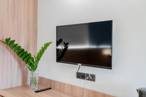 Televisyen dan/atau pusat hiburan di Sirin Hotel & Resident