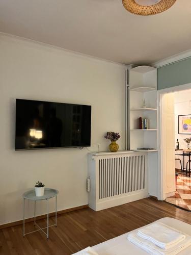Quiet Apartment with Garden View in Kolonaki