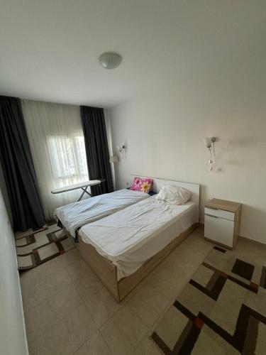 ein Schlafzimmer mit einem großen Bett in einem Zimmer in der Unterkunft 1 Bedroom Apartment Long Beach İskele in Saint Yeorgios