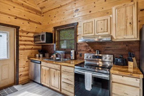 Kuchyň nebo kuchyňský kout v ubytování Music Row Cabin