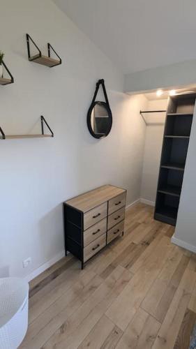 Cette chambre comprend une armoire et une commode. dans l'établissement #Maison chaleureuse sur les hauteurs d'Aubiac#, à Aubiac