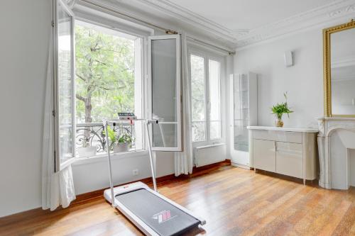 une pièce vide avec un vide devant une fenêtre dans l'établissement Place de la République - Suite Haussmannienne, à Paris