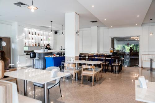 Restoran atau tempat lain untuk makan di Sirin Hotel & Resident