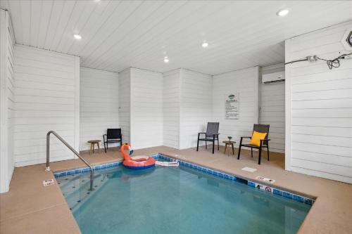 Kolam renang di atau dekat dengan MTN Top Luxe w/ Private Pool, Hot Tub, Pool Table
