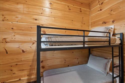 Katil atau katil-katil dalam bilik di MTN Top Luxe w/ Private Pool, Hot Tub, Pool Table