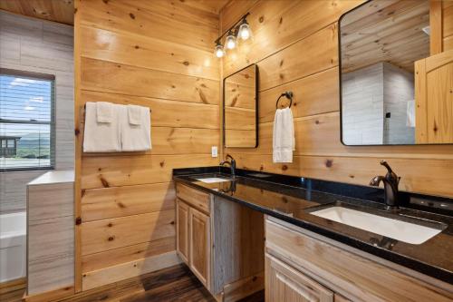 Bilik mandi di MTN Top Luxe w/ Private Pool, Hot Tub, Pool Table