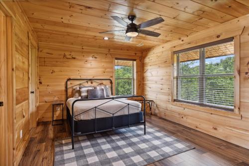 Katil atau katil-katil dalam bilik di MTN Top Luxe w/ Private Pool, Hot Tub, Pool Table