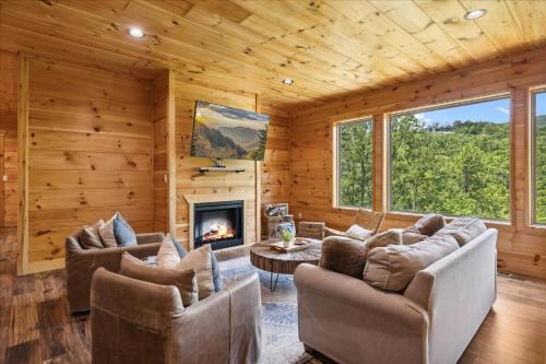 Ruang duduk di MTN Top Luxe w/ Private Pool, Hot Tub, Pool Table