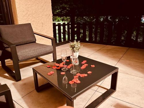 Μπαλκόνι ή βεράντα στο Cocon détente pour 2 avec hammam et jacuzzi privé Mer Lac