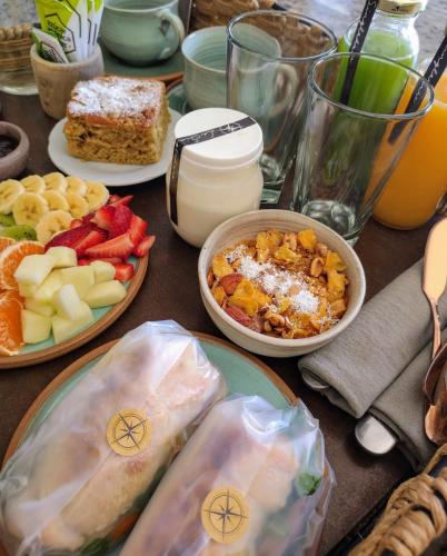 La Singladura في La Población: طاولة مليئة بأطباق الطعام والفواكه