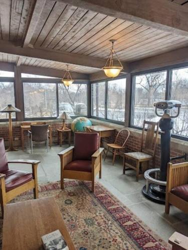 Χώρος καθιστικού στο Heart of Historic Riverside Home