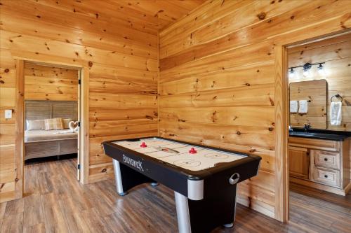 Φωτογραφία από το άλμπουμ του Private Pool Hot Tub Air Hockey Mountain Views Large Patio - Brynwood Station σε Waldens Creek