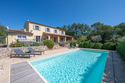 une piscine devant une maison dans l'établissement 83VIGNA villa Vigna, à Lorgues