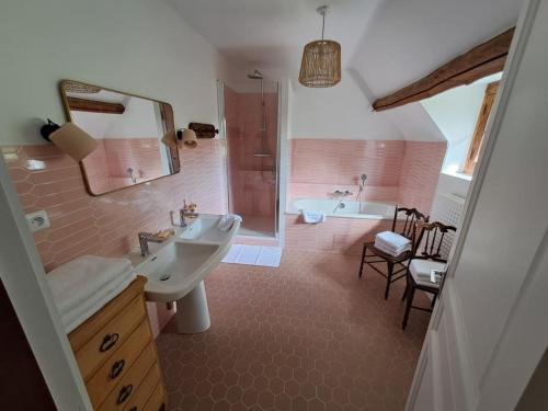 une salle de bain avec un lavabo, une douche et une baignoire dans l'établissement Havre de paix en pleine nature-Collection Idylliq, à Autheuil-Authouillet