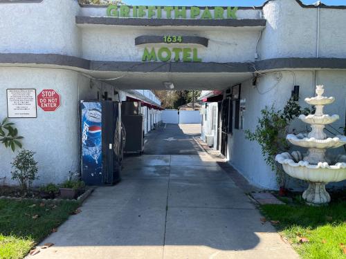 an empty sidewalk in front of a motel at Griffith Park Motel, in Los Angeles Hollywood Area in Glendale