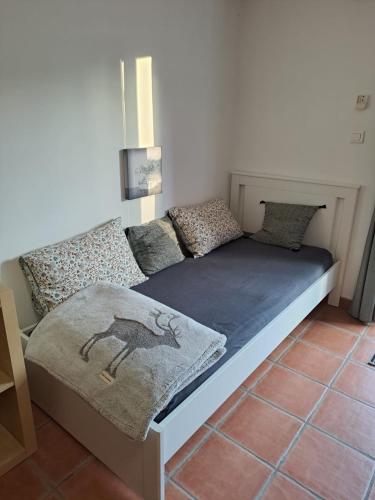 un lit avec des oreillers dessus dans une chambre dans l'établissement Studio Escale champêtre 31, à Donneville