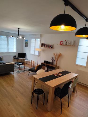 un salon avec une table et des chaises dans l'établissement Proche gare et centre-ville de Poitiers Emplacement idéal, à Poitiers