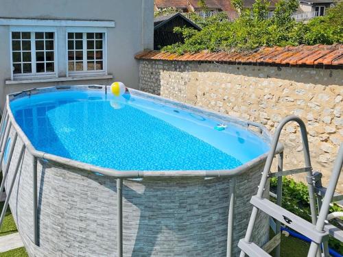 - une grande piscine avec un ballon dans l'établissement Campagne & bords de Seine - Collection Idylliq, à Muids