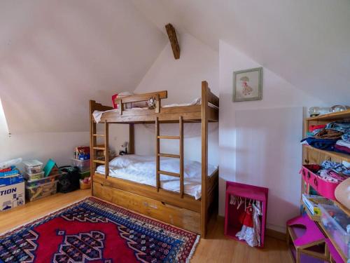 une chambre avec un lit superposé dans une pièce dans l'établissement Campagne & bords de Seine - Collection Idylliq, à Muids