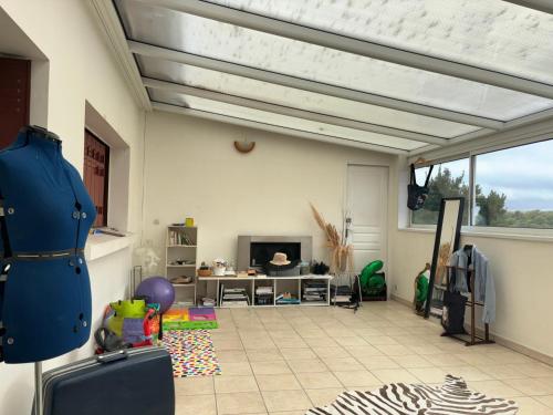 sala de estar con chimenea y ventana grande en 2 spacious rooms for 4 people group, en Noisy-le-Sec