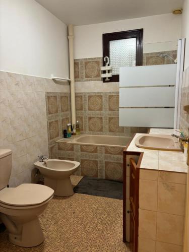 Un baño con inodoro, lavabo y bañera. en 2 spacious rooms for 4 people group, en Noisy-le-Sec