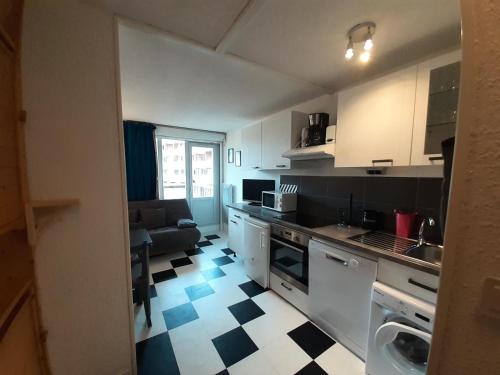 - une cuisine avec un sol en damier noir et blanc dans l'établissement Résidence Thabor A - Studio pour 3 Personnes MAE-9991, à Modane