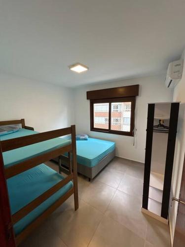 Ένα ή περισσότερα κρεβάτια σε δωμάτιο στο Apartamento a 100m da praia!