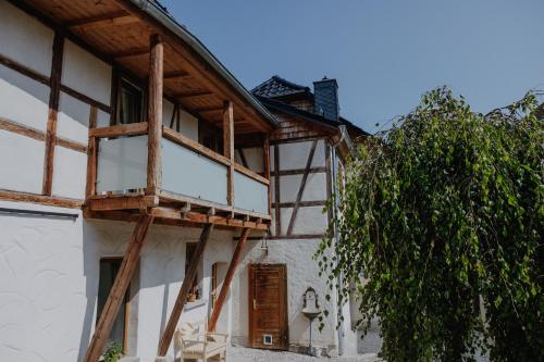 a house being constructed with scaffolding on the side of it at Ferienwohnung Linda in Ilmenau