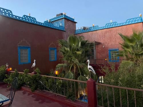 a building with two birds on the side of it at Riad Dades Birds in Boumalne