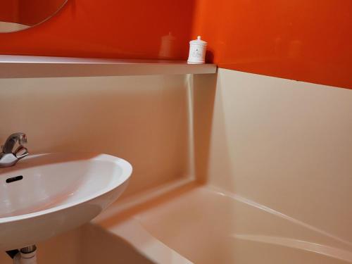 une salle de bain avec un lavabo et une baignoire dans l'établissement Studio cabine proche centre station avec balcon, WiFi gratuit - FR-1-346-423, à Arc 1800