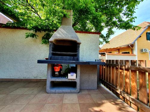 Kemudahan BBQ tersedia untuk tetamu di rumah percutian