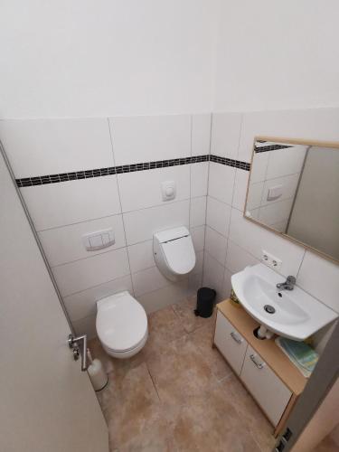 Ένα μπάνιο στο Zimmer zum übernachten