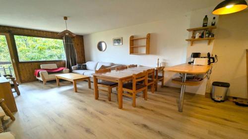 un salon avec une table et un canapé dans l'établissement Résidence Les Soldanelles - APPARTEMENT 6 pers AVEC VUE IMPRENABLE MAE-9134, à Puy-Saint-Vincent