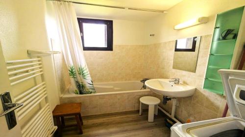 une salle de bain avec une baignoire et un lavabo et une baignoire dans l'établissement Résidence Les Soldanelles - APPARTEMENT 6 pers AVEC VUE IMPRENABLE MAE-9134, à Puy-Saint-Vincent