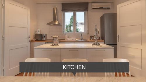 BREGOS SUPERIOR APARTMENT - unique design 3-BR - unbelievable panoramic view of Split - walking distance from UNESCO palace and Bacvice beach - free parking - BURALUX properties