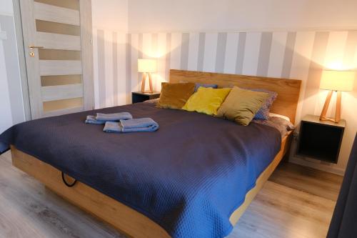 Ένα ή περισσότερα κρεβάτια σε δωμάτιο στο Apartament Czerwone Maki