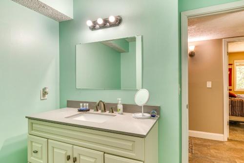ein Badezimmer mit Waschbecken und Spiegel in der Unterkunft Indianapolis Area Gem Hike, Bike and Golf! in Martinsville